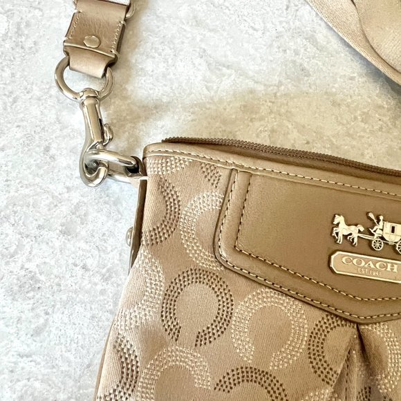 Coach Signature Cross-body Swing-pack Handbag - Picture 3 of 6